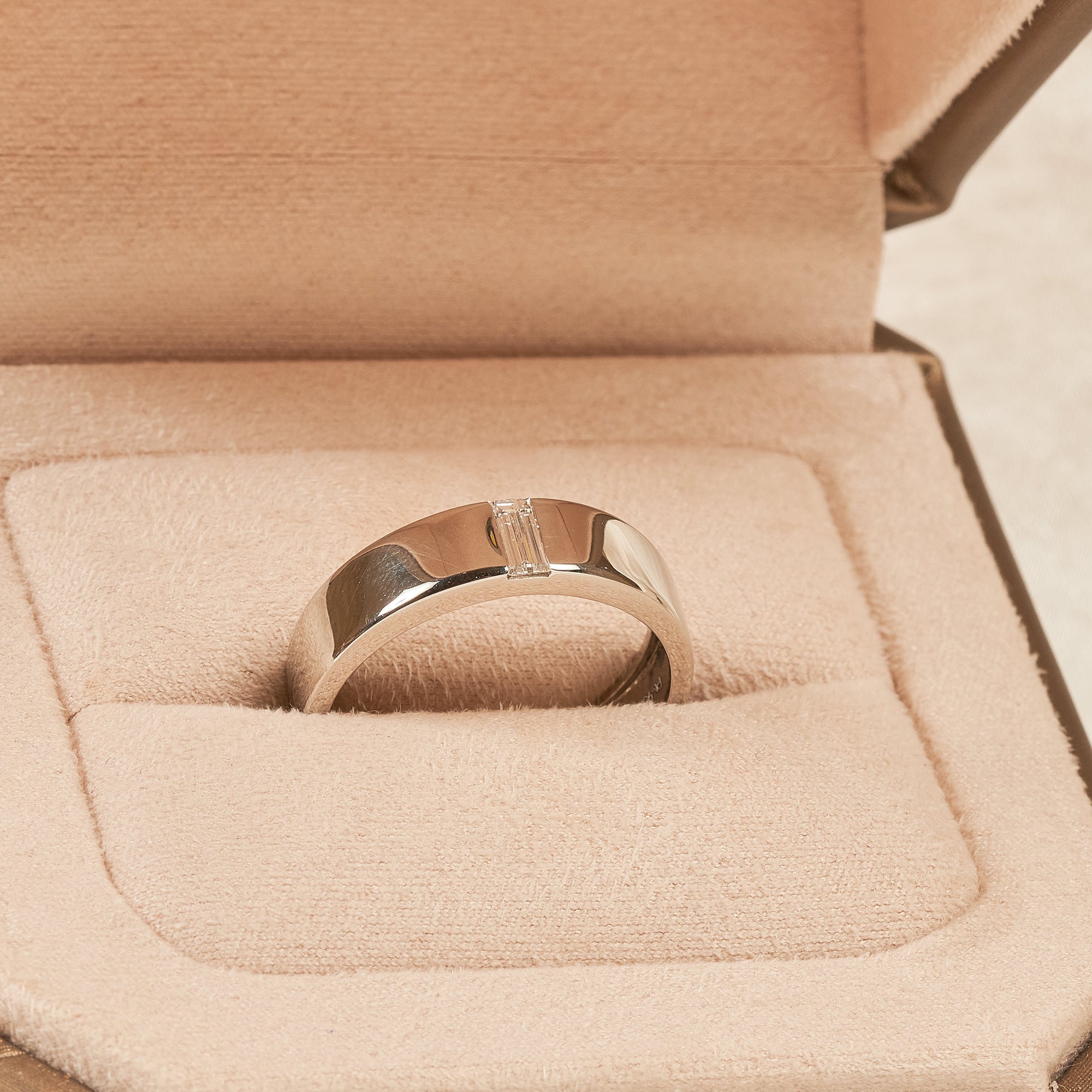 Charlie - In Stock - Men's Wedding Band - PLATINUM - 0,22 ct