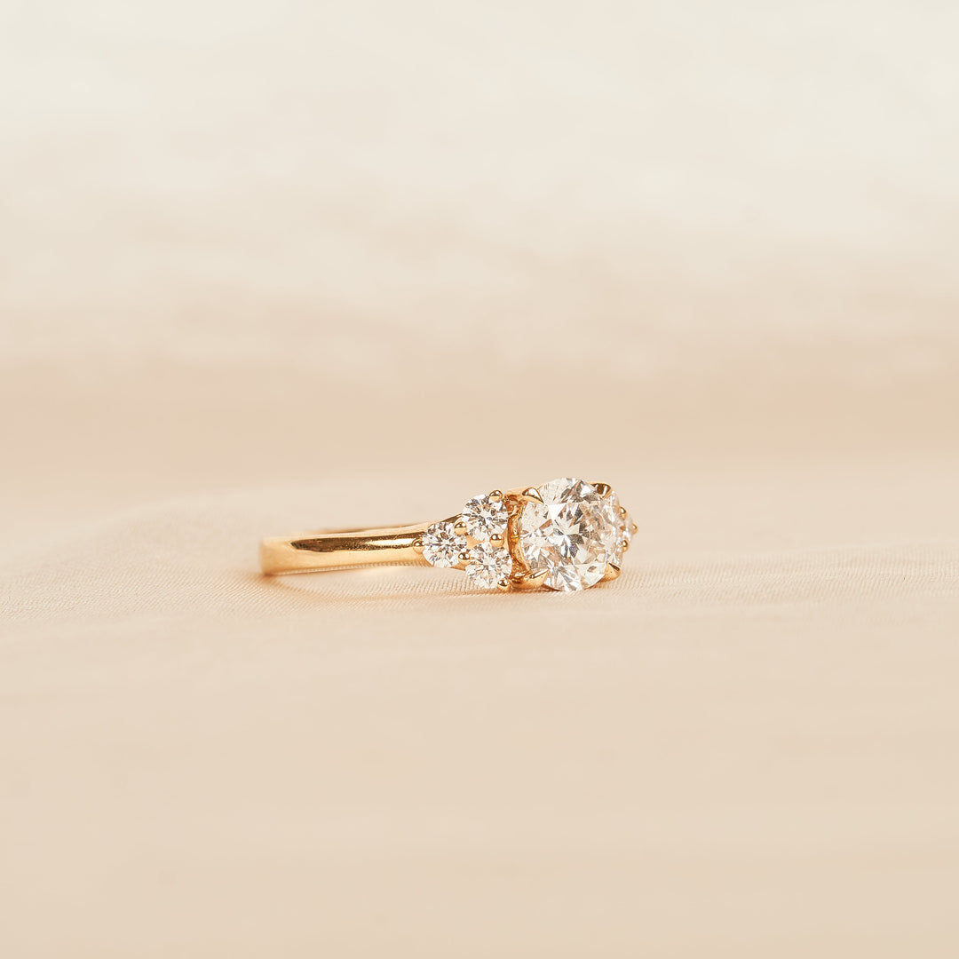 Lola - Round Brilliant with Side Stones Lab Grown Diamond Ring- 18K Yellow Gold - 1,33 ct