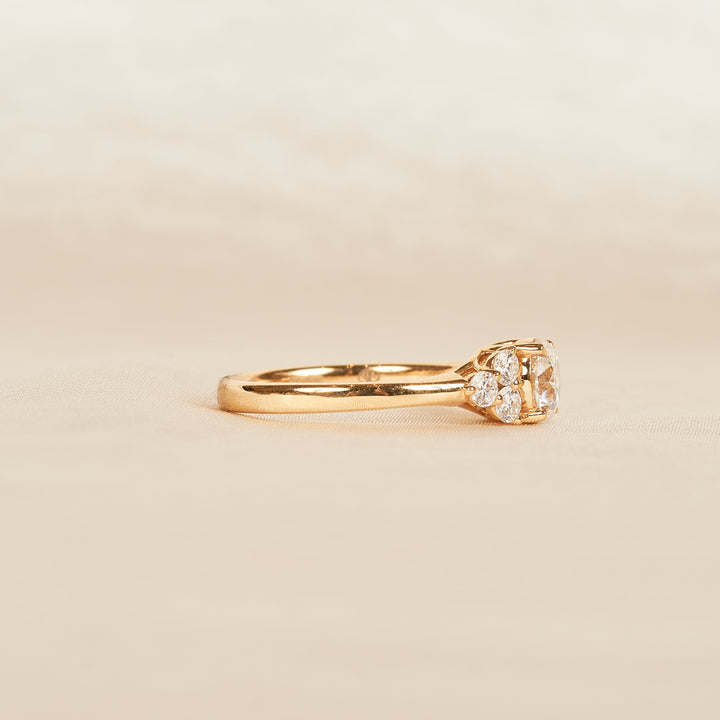 Lola - Round Brilliant with Side Stones Lab Grown Diamond Ring- 18K Yellow Gold - 1,33 ct