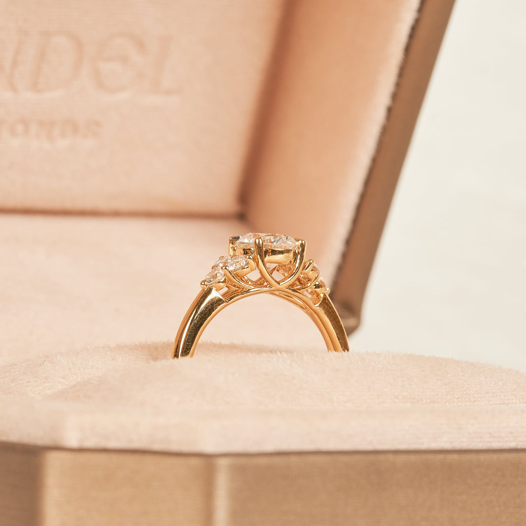 Lola - Round Brilliant with Side Stones Lab Grown Diamond Ring- 18K Yellow Gold - 1,33 ct