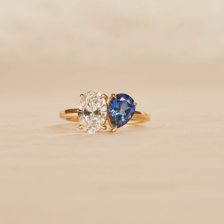 Blue Sapphire 1,5 ct Pear with 1,5 carat Oval Diamant Toi et Moi Ring  - 18K Geelgoud