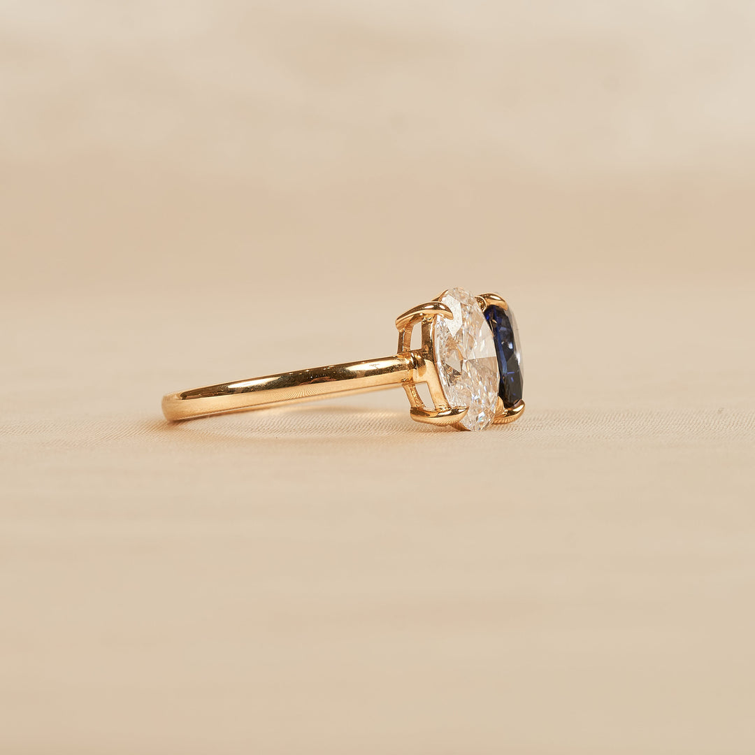 Blue Sapphire 1,5 ct Pear with 1,5 carat Oval Diamant Toi et Moi Ring  - 18K Geelgoud