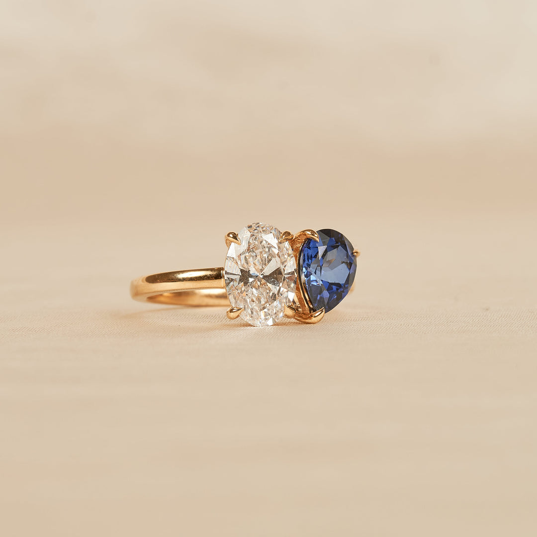 Blue Sapphire 1,5 ct Pear with 1,5 carat Oval Diamant Toi et Moi Ring  - 18K Geelgoud