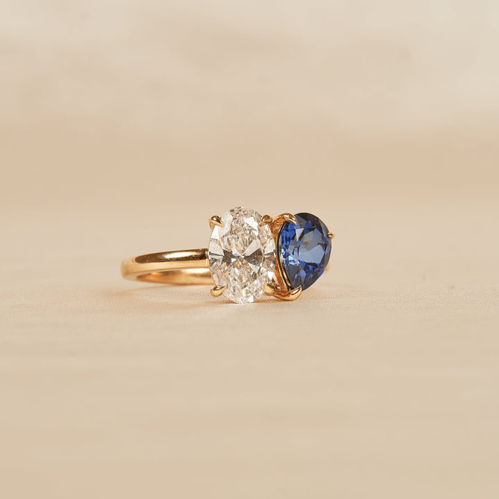 Blue Sapphire 1,5 ct Pear with 1,5 carat Oval Diamant Toi et Moi Ring  - 18K Geelgoud