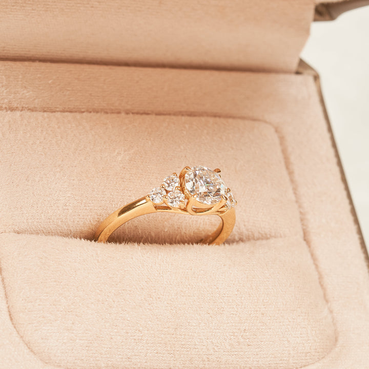 Lola - Round Brilliant with Side Stones Lab Grown Diamond Ring- 18K Yellow Gold - 1,33 ct