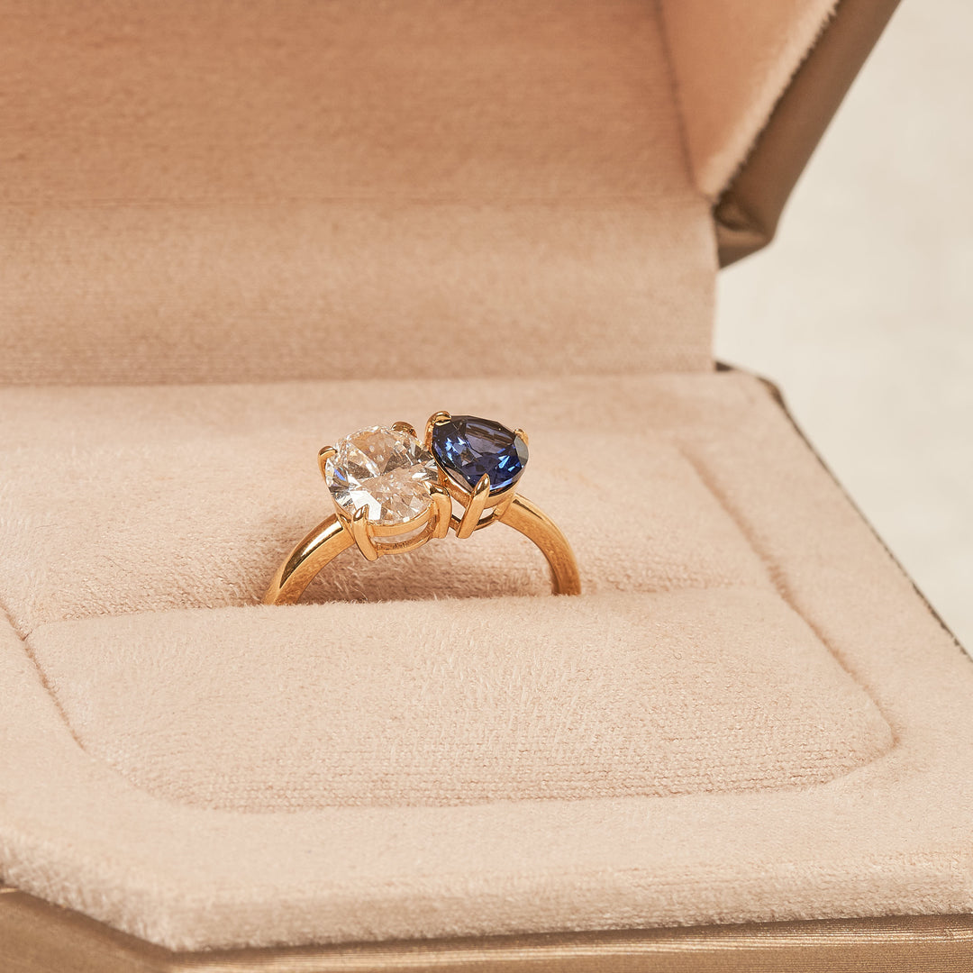 Blue Sapphire 1,5 ct Pear with 1,5 carat Oval Diamant Toi et Moi Ring  - 18K Geelgoud