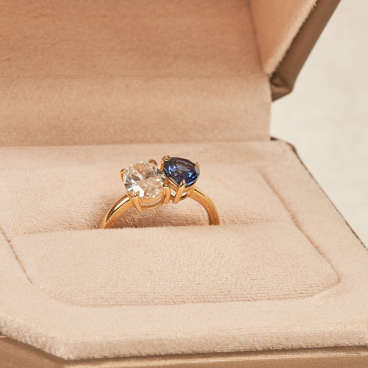Blue Sapphire 1,5 ct Pear with 1,5 carat Oval Diamant Toi et Moi Ring  - 18K Geelgoud
