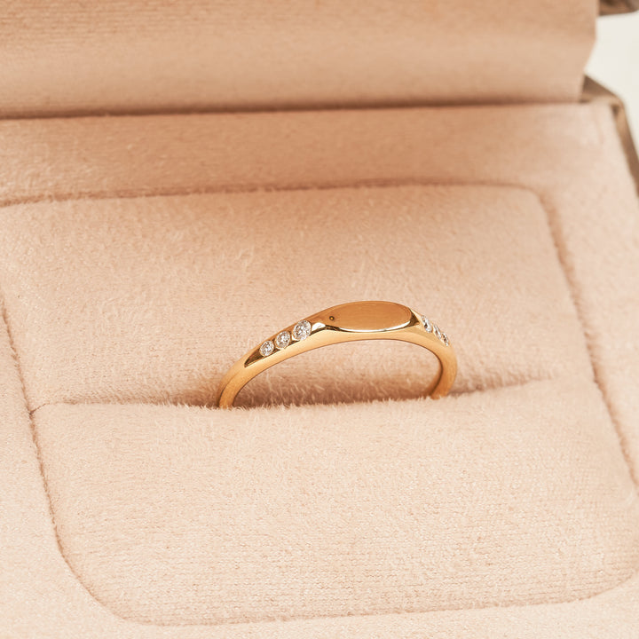 Olivia – Auf Lager – Siegelring mit Gravur nach Wahl und 6 im Labor gezüchteten Diamanten – 18 Karat Gelbgold – 0,08 ct