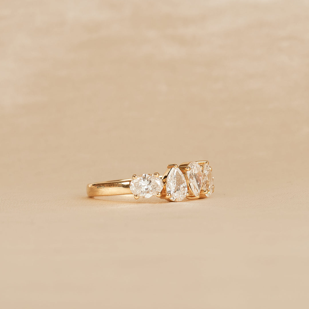 Joyce - Fancy Shape Pear Oval Lab Grown Diamond Ring - 18K Yellow Gold - 1,84 ct