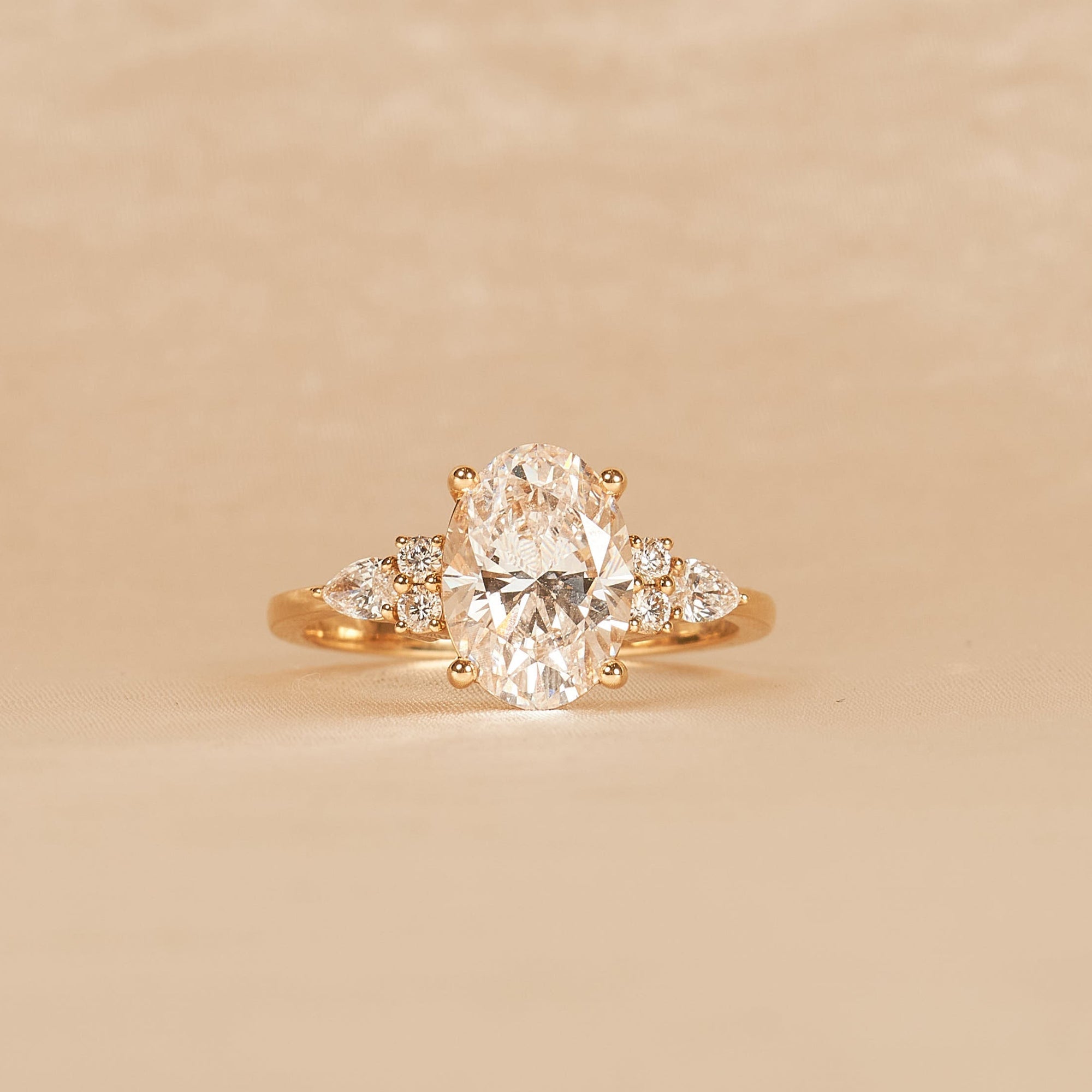 Pauline - In Stock - Oval Cluster Lab Grown Diamond Ring - 18K Gold - 2,82 ct
