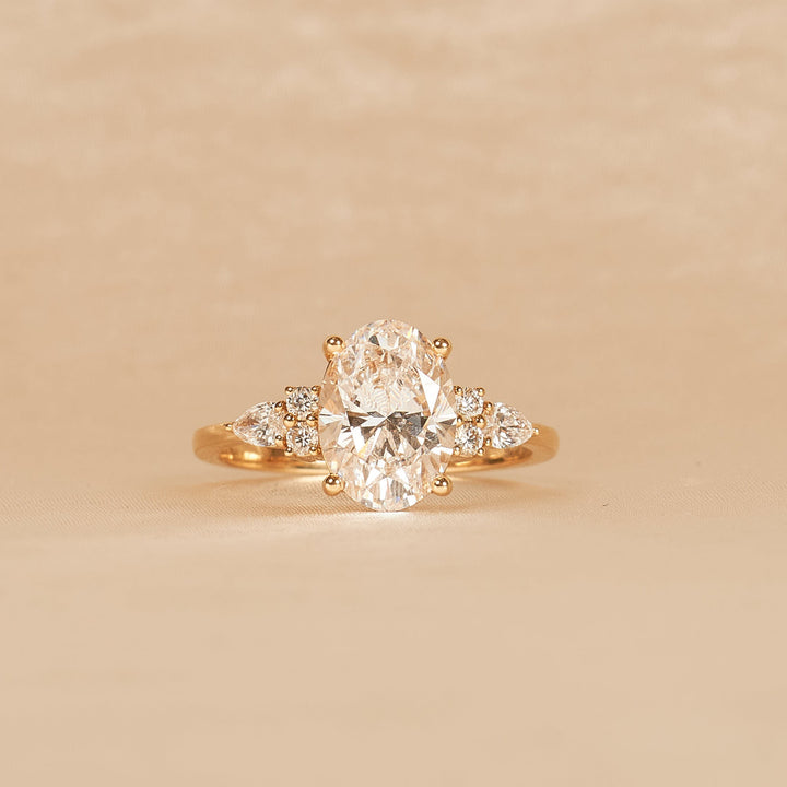 Pauline - In Stock - Oval Cluster Lab Grown Diamond Ring - 18K Gold - 2,82 ct