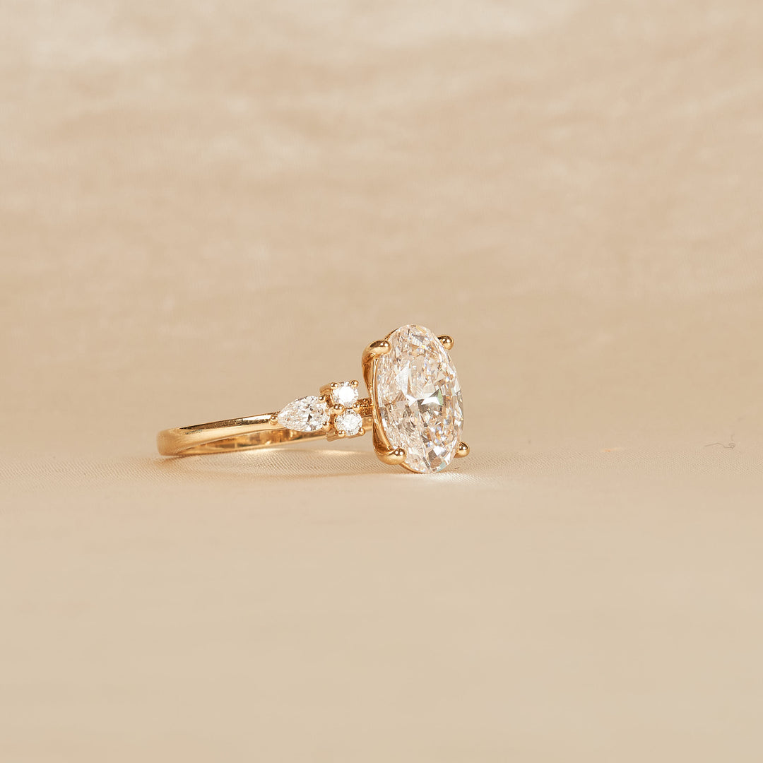 Pauline - In Stock - Oval Cluster Lab Grown Diamond Ring - 18K Gold - 2,82 ct