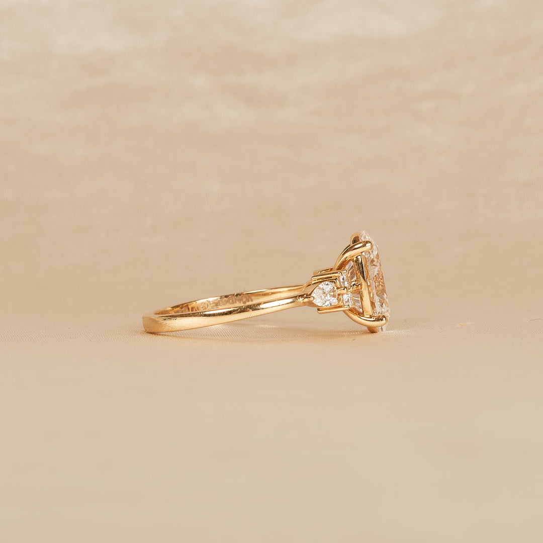 Pauline - In Stock - Oval Cluster Lab Grown Diamond Ring - 18K Gold - 2,82 ct