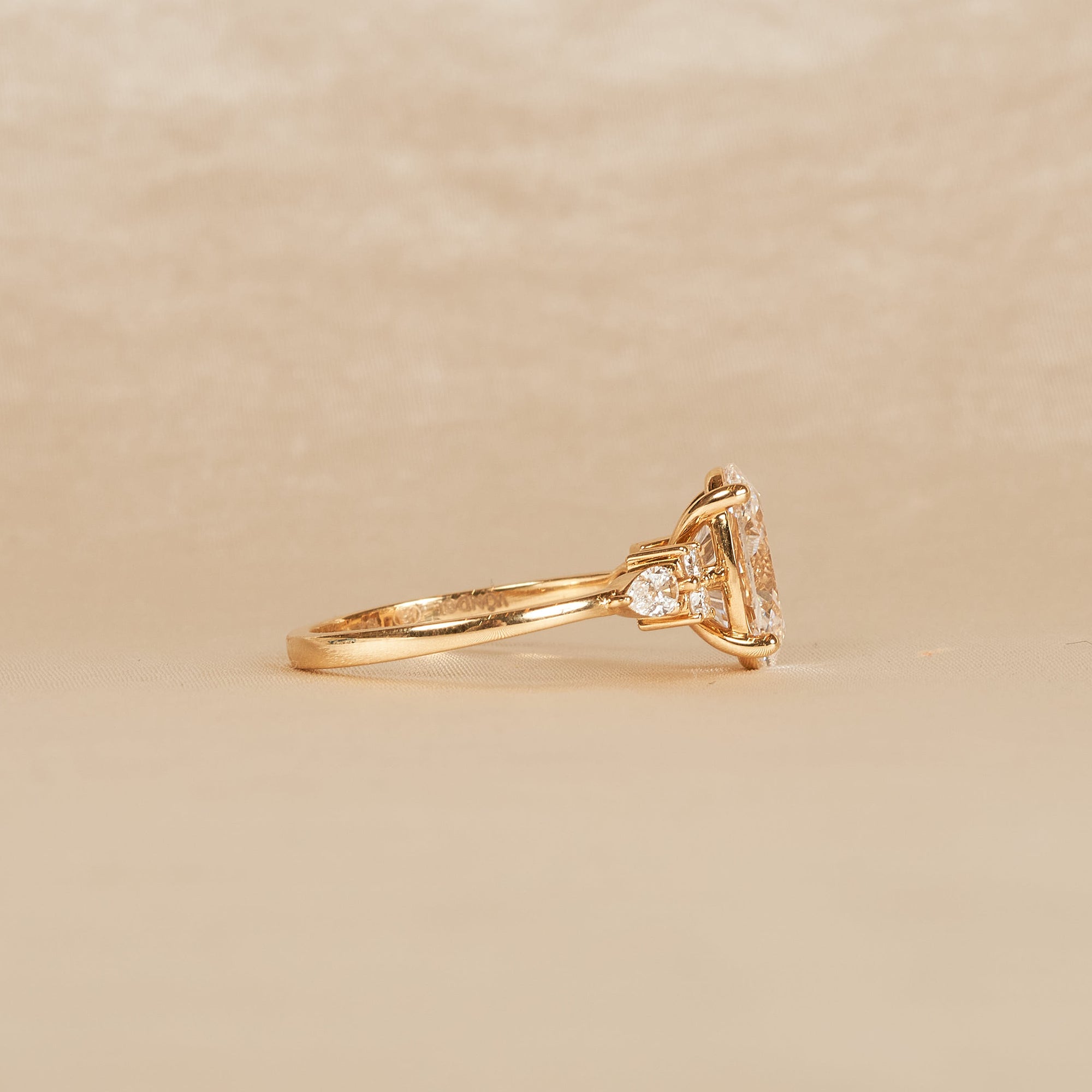 Pauline - In Stock - Oval Cluster Lab Grown Diamond Ring - 18K Gold - 2,82 ct