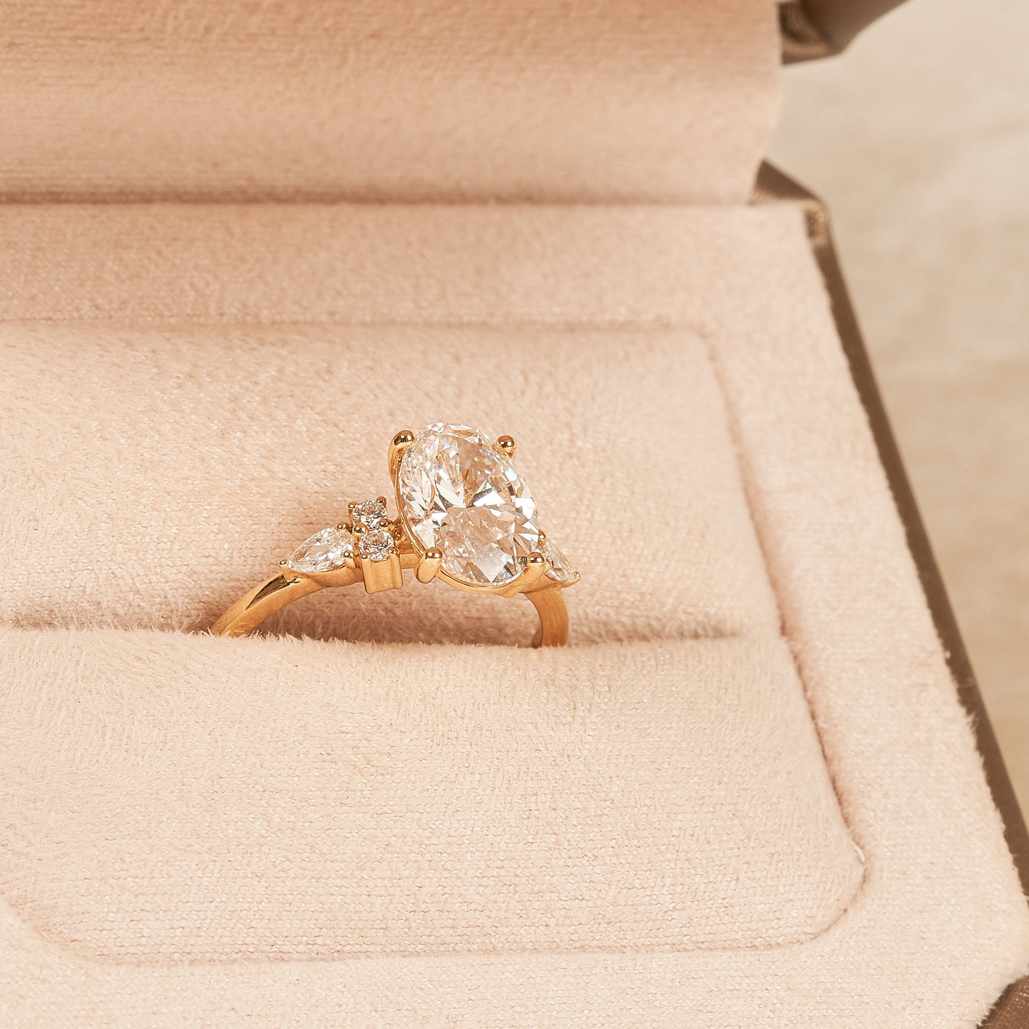 Pauline - In Stock - Oval Cluster Lab Grown Diamond Ring - 18K Gold - 2,82 ct