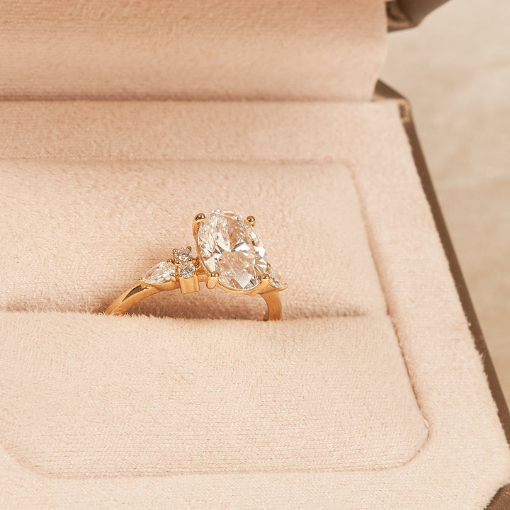 Pauline - In Stock - Oval Cluster Lab Grown Diamond Ring - 18K Gold - 2,82 ct