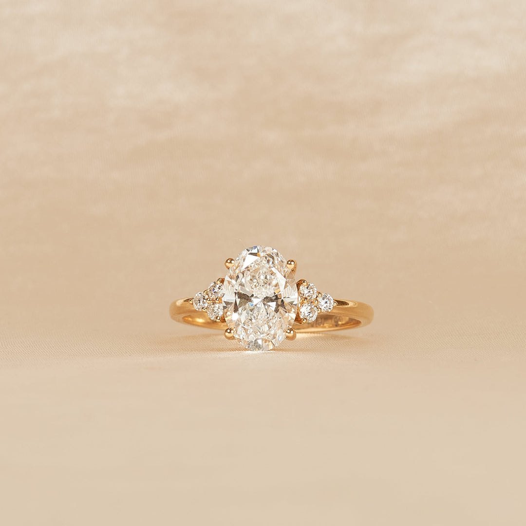 Cindy - Oval Trilogy Cluster Lab Grown Diamond Ring - 18K Gold - 2,17 ct