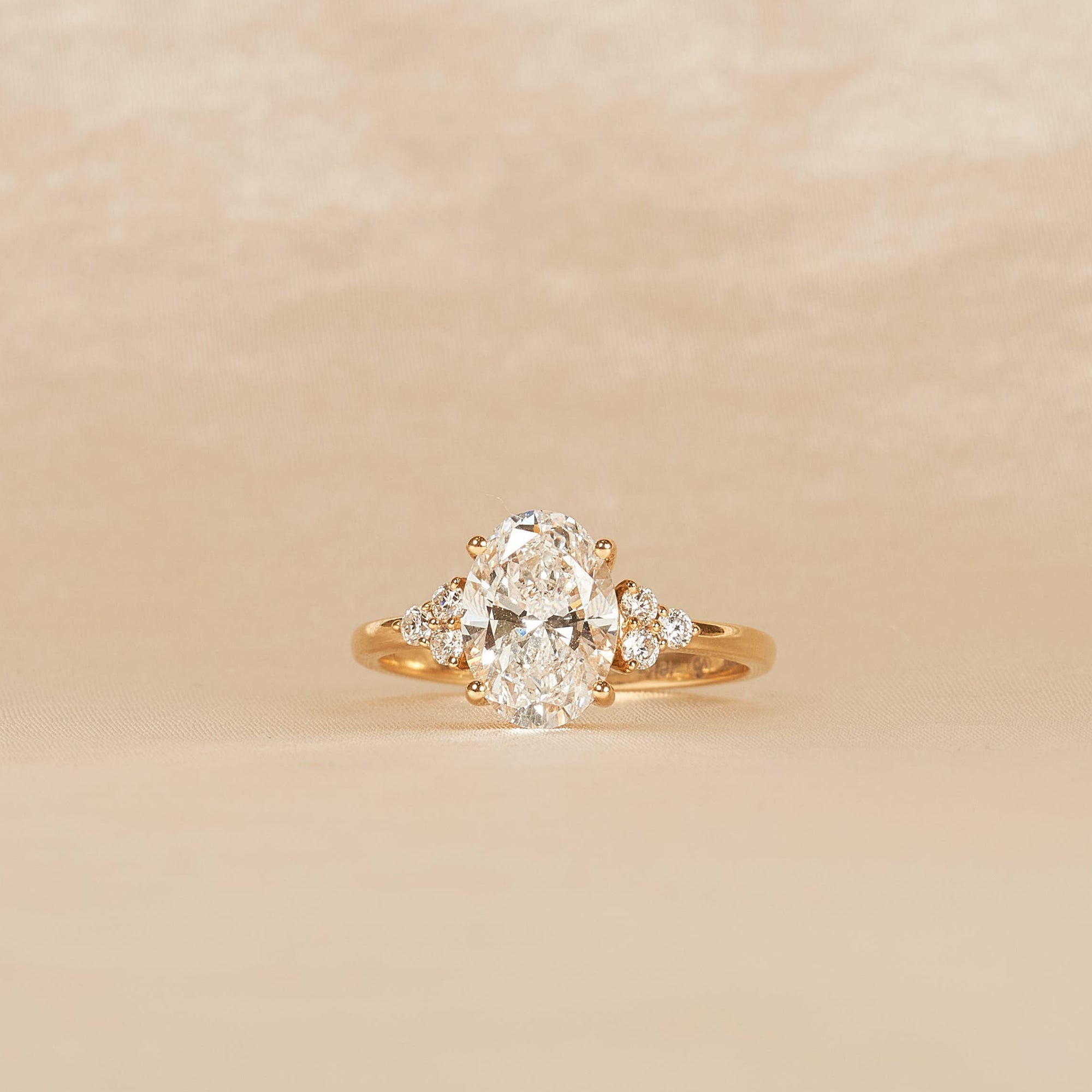 Cindy - Oval Trilogy Cluster Lab Grown Diamond Ring - 18K Gold - 2,17 ct