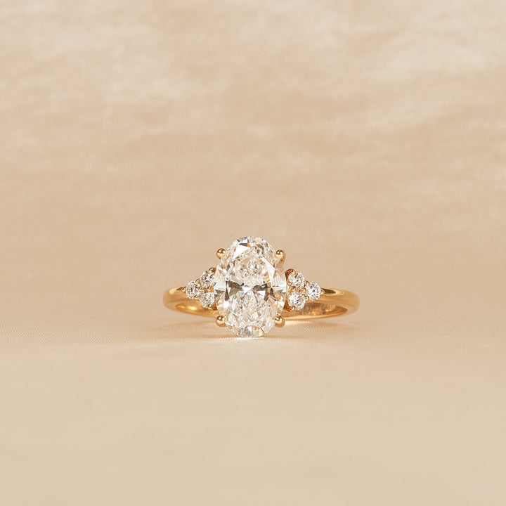 Cindy - Oval Trilogy Cluster Lab Grown Diamond Ring - 18K Gold - 2,17 ct