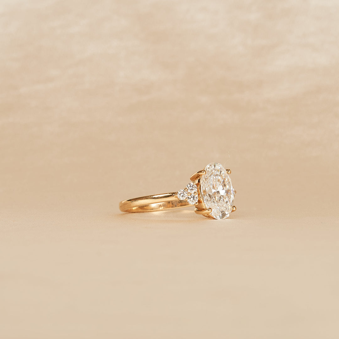 Cindy - Oval Trilogy Cluster Lab Grown Diamond Ring - 18K Gold - 2,17 ct