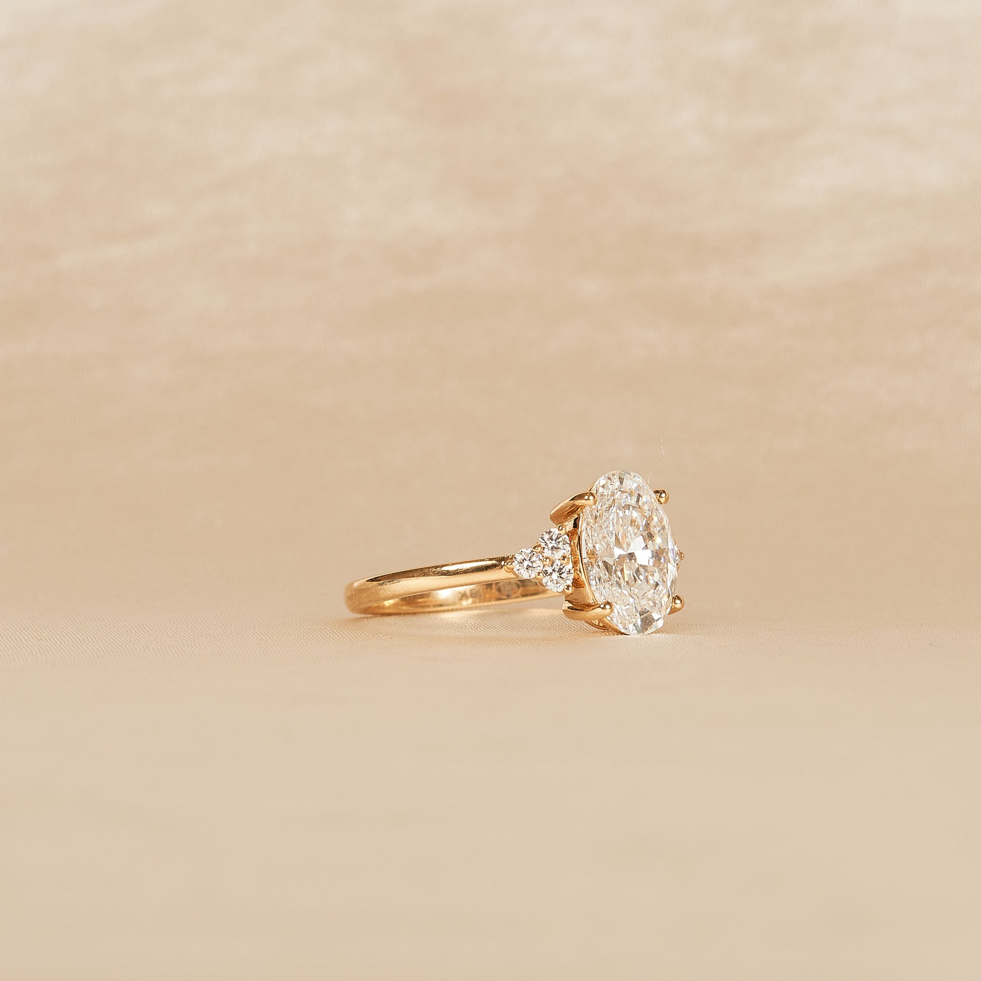 Cindy - Oval Trilogy Cluster Lab Grown Diamond Ring - 18K Gold - 2,17 ct