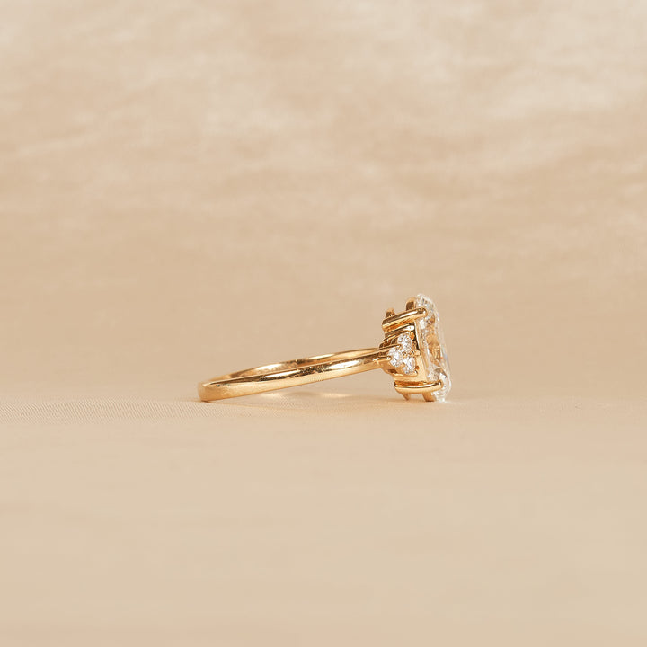 Cindy - Oval Trilogy Cluster Lab Grown Diamond Ring - 18K Gold - 2,17 ct