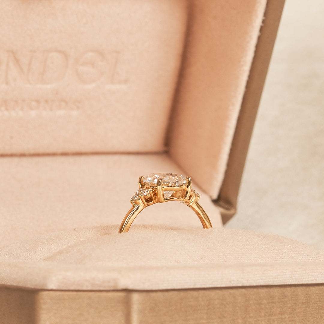 Cindy - Oval Trilogy Cluster Lab Grown Diamond Ring - 18K Gold - 2,17 ct