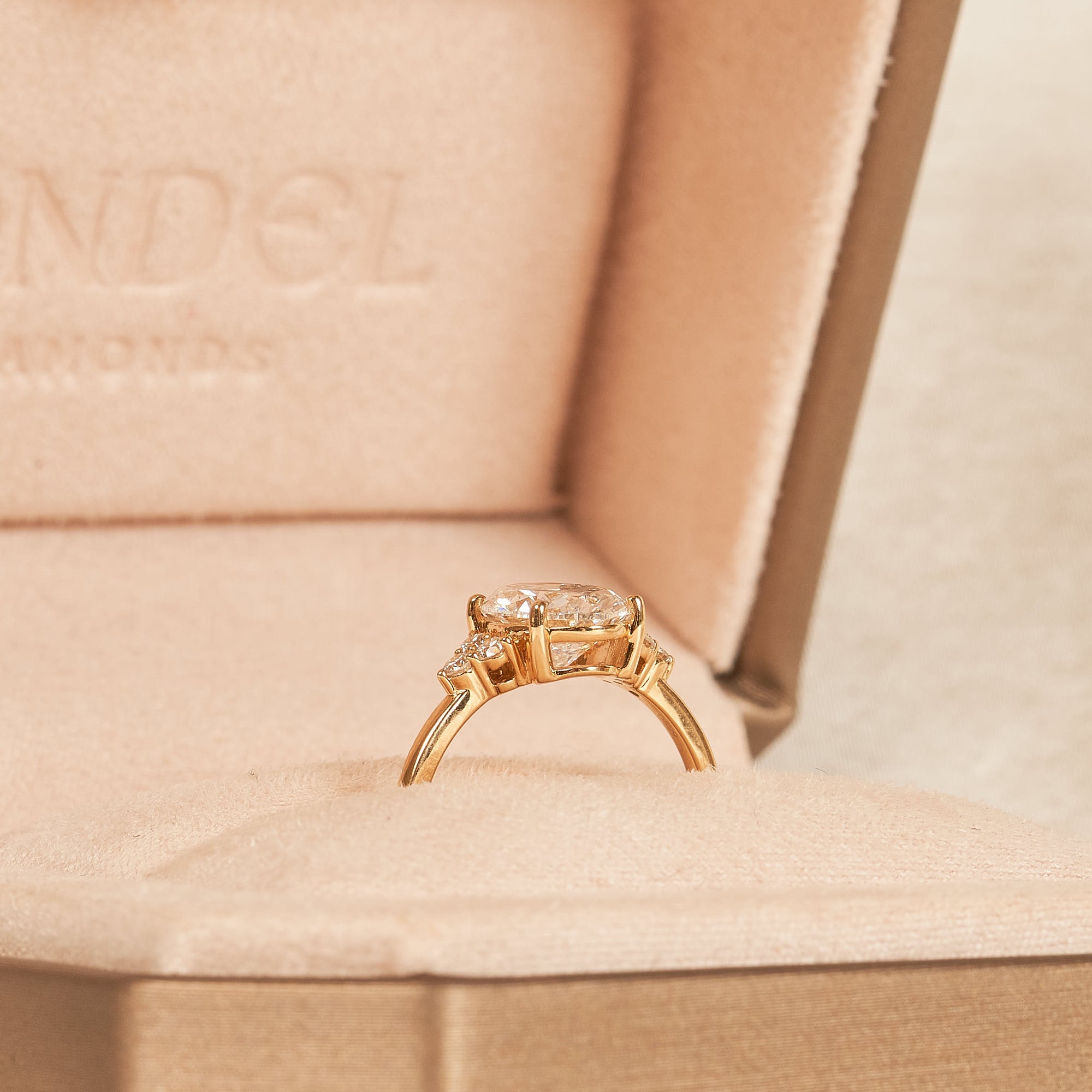 Cindy - Oval Trilogy Cluster Lab Grown Diamond Ring - 18K Gold - 2,17 ct