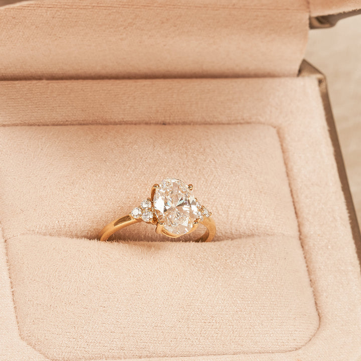 Cindy - Oval Trilogy Cluster Lab Grown Diamond Ring - 18K Gold - 2,17 ct