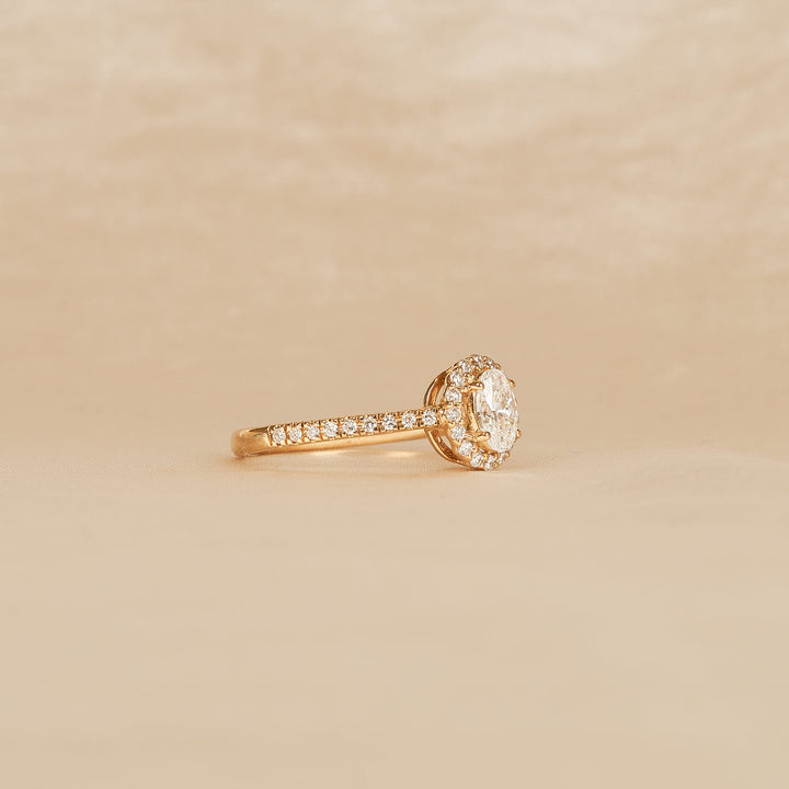 Chelsea - Oval Halo Lab Grown Diamond Ring with Pave Band and Low Setting - 18K Gold - 0,6 ct