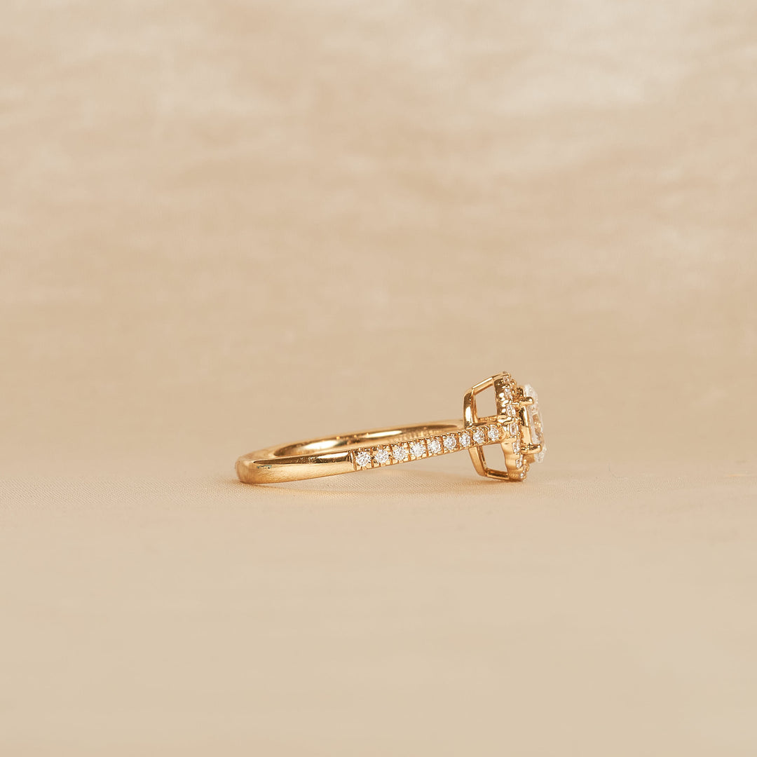 Chelsea - Oval Halo Lab Grown Diamond Ring with Pave Band and Low Setting - 18K Gold - 0,6 ct