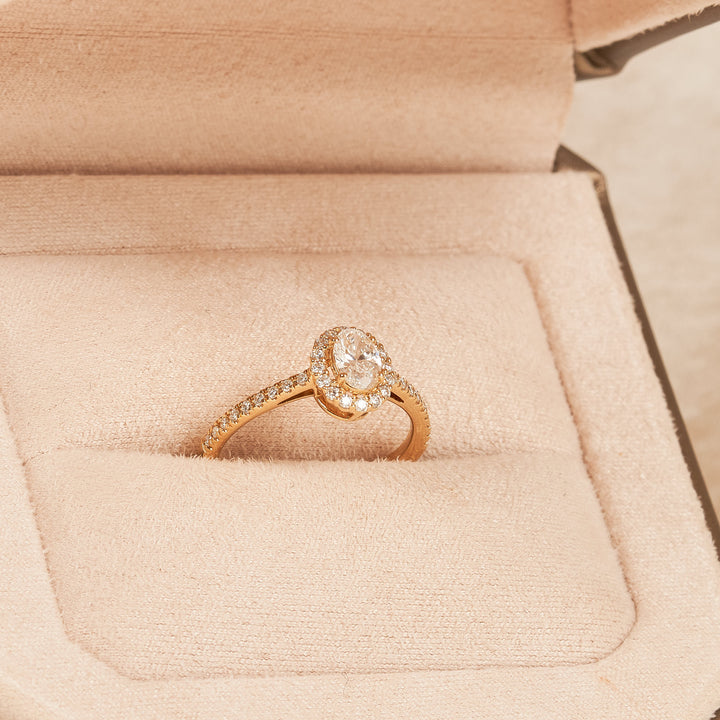 Chelsea - Oval Halo Lab Grown Diamond Ring with Pave Band and Low Setting - 18K Gold - 0,6 ct
