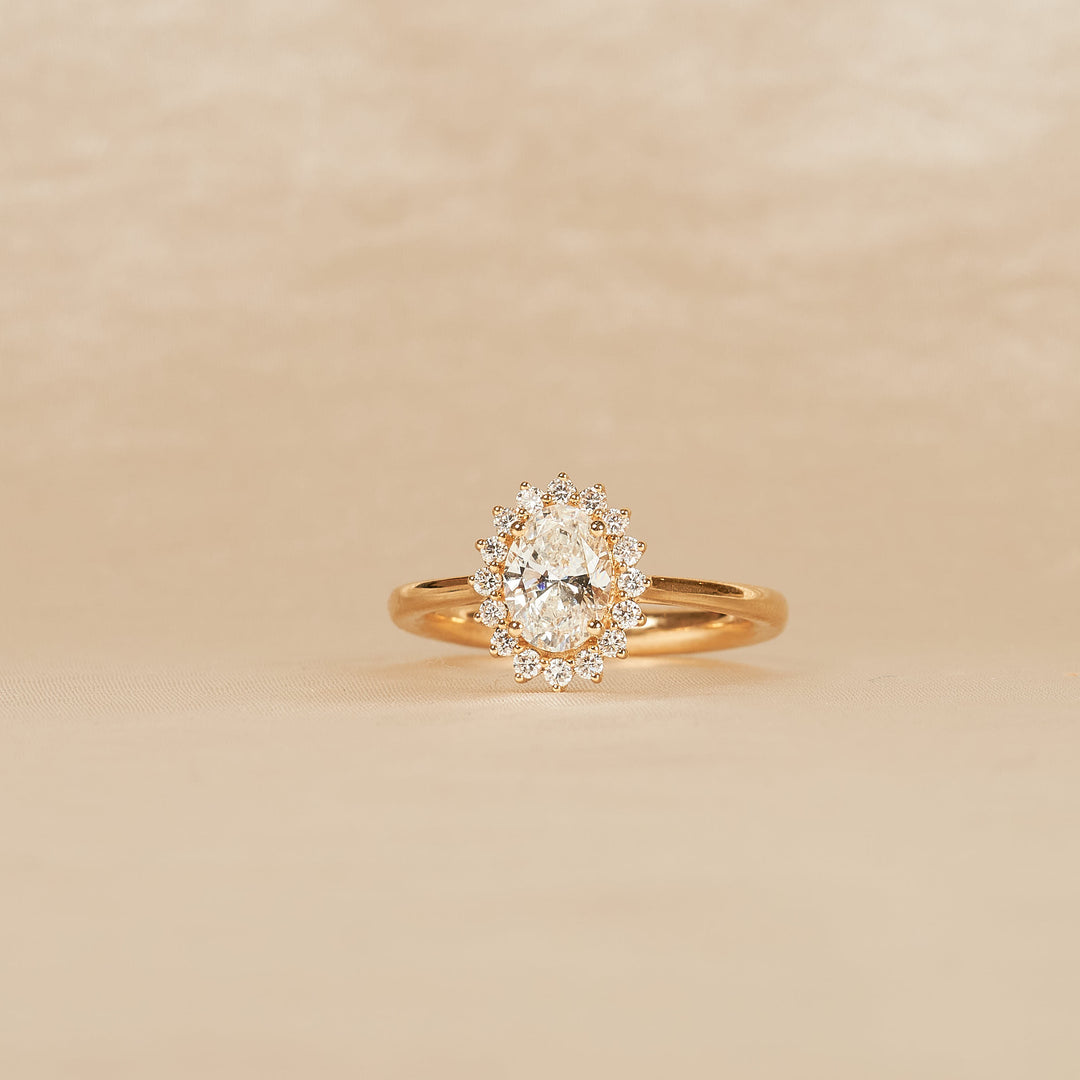 Alina - In Stock - Oval Flower Lab Grown Diamond Ring - 18K Gold - 1,10 ct