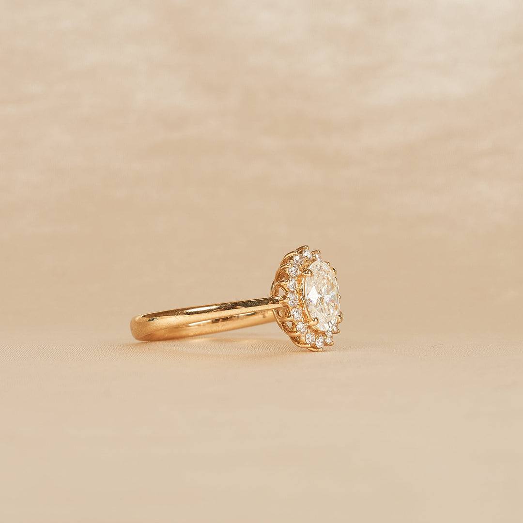 Alina - In Stock - Oval Flower Lab Grown Diamond Ring - 18K Gold - 1,10 ct