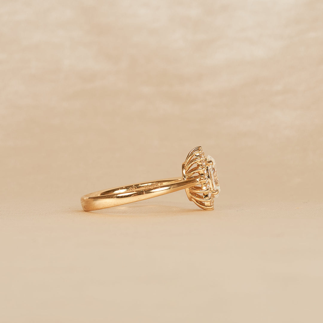 Alina - In Stock - Oval Flower Lab Grown Diamond Ring - 18K Gold - 1,10 ct