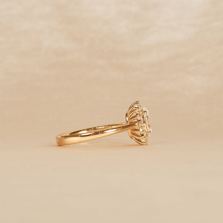 Alina - In Stock - Oval Flower Lab Grown Diamond Ring - 18K Gold - 1,10 ct