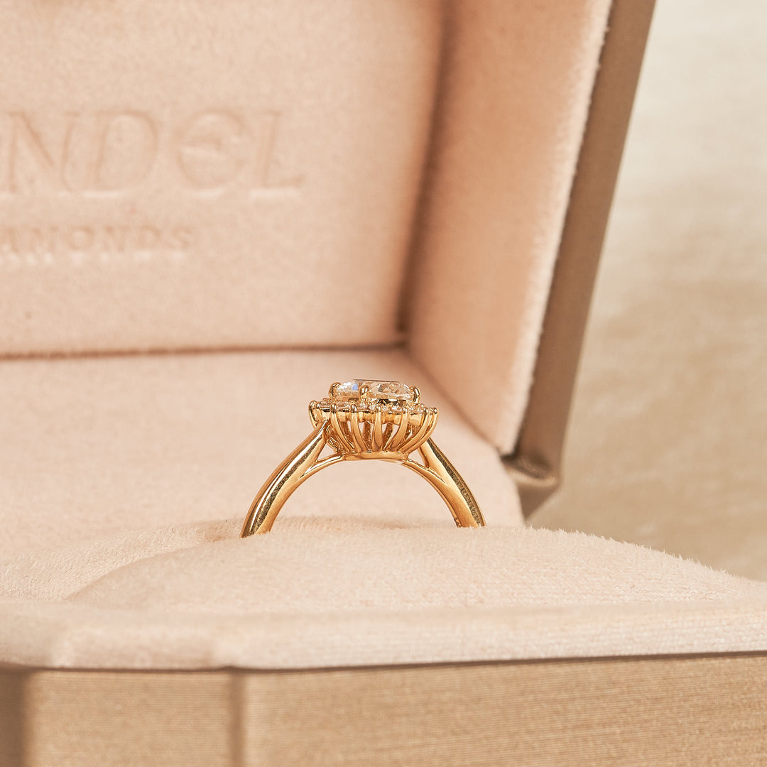 Alina - In Stock - Oval Flower Lab Grown Diamond Ring - 18K Gold - 1,10 ct