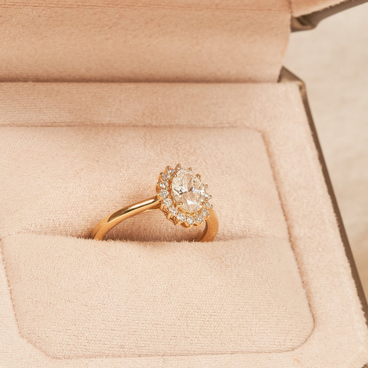 Alina - In Stock - Oval Flower Lab Grown Diamond Ring - 18K Gold - 1,10 ct
