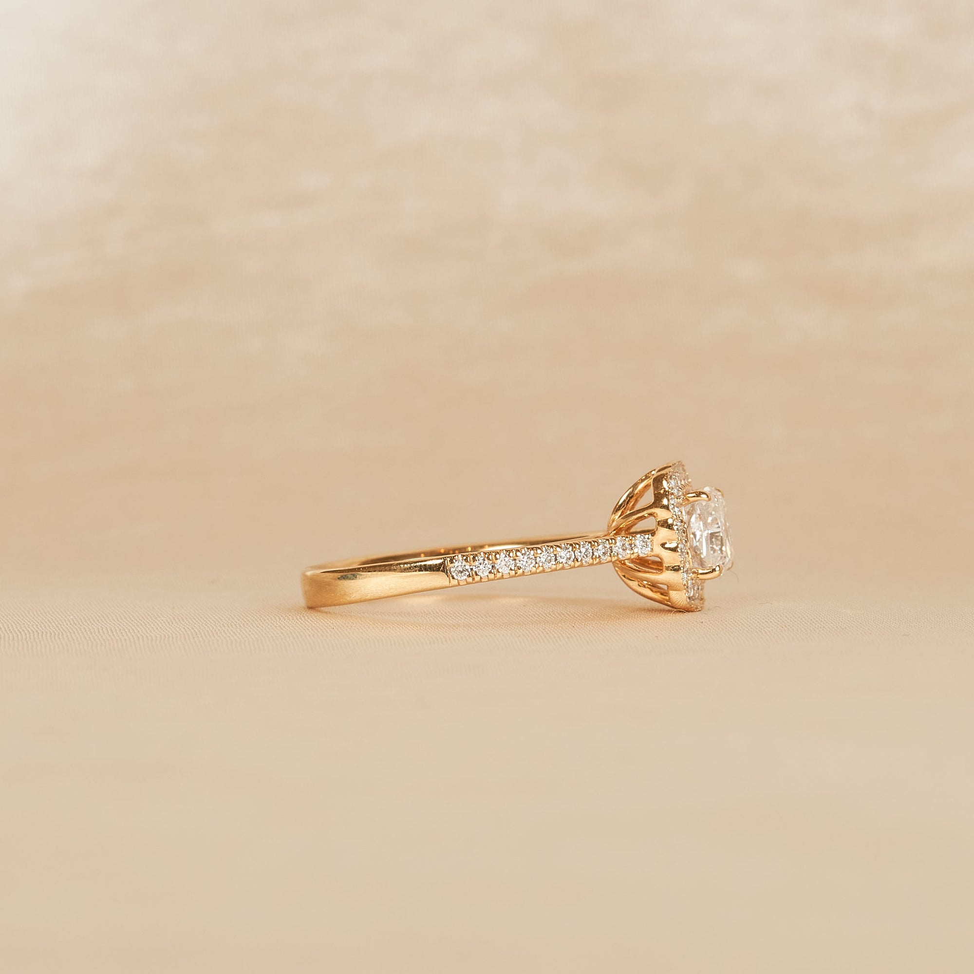 Matilda - In Stock - Cushion Brilliant Lab Grown Diamond Ring with Halo and Pave, Vintage Style - 18K Yellow Gold - 0,98 ct