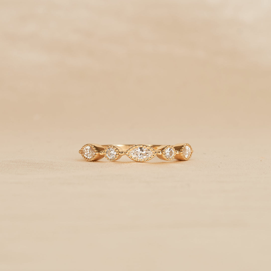 Lauren – Auf Lager – Ring im Vintage-Stil mit Marquise-Schliff, rundem Brillanten und im Labor gezüchteten Diamanten – 18 Karat Gelbgold – 0,46 ct