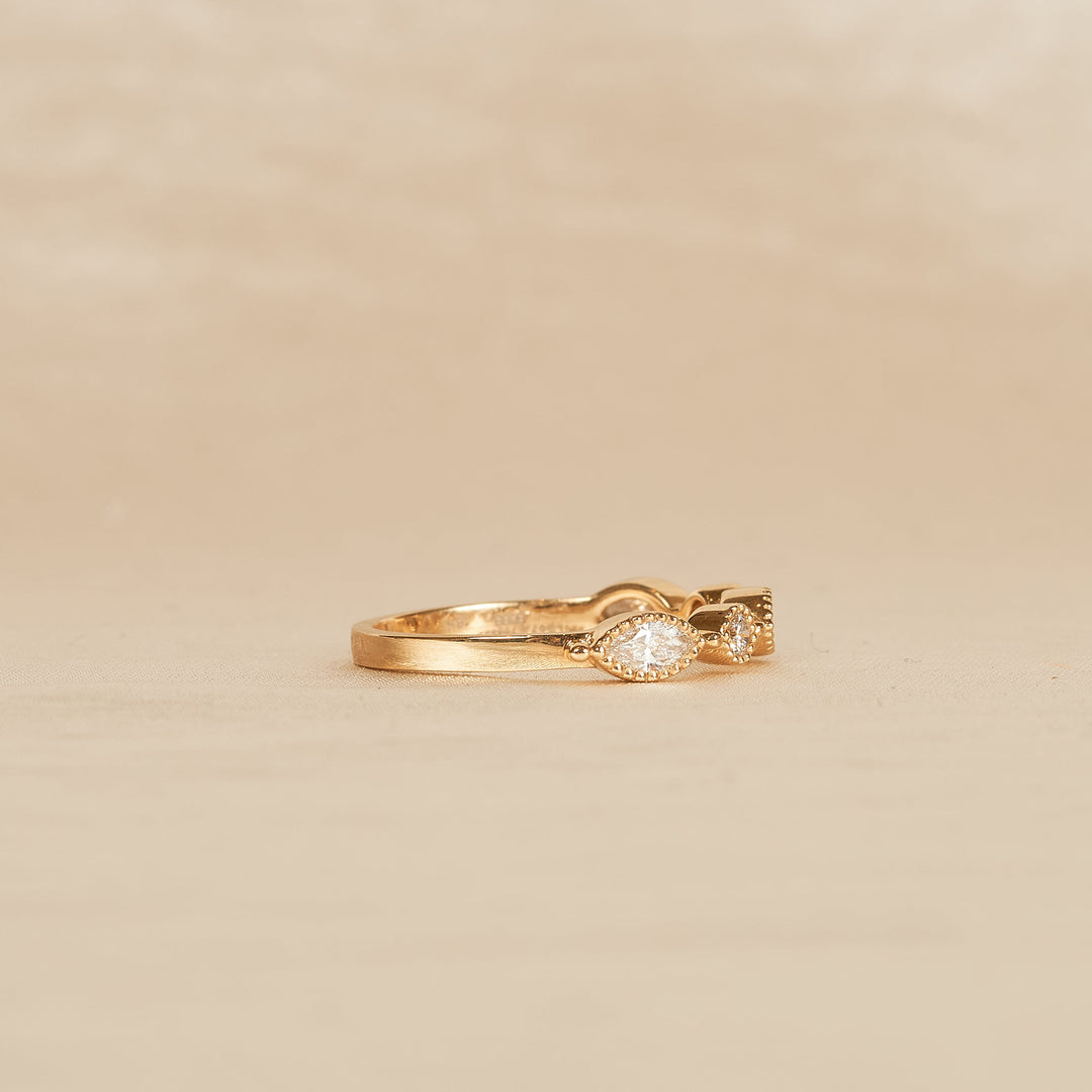 Lauren – Auf Lager – Ring im Vintage-Stil mit Marquise-Schliff, rundem Brillanten und im Labor gezüchteten Diamanten – 18 Karat Gelbgold – 0,46 ct
