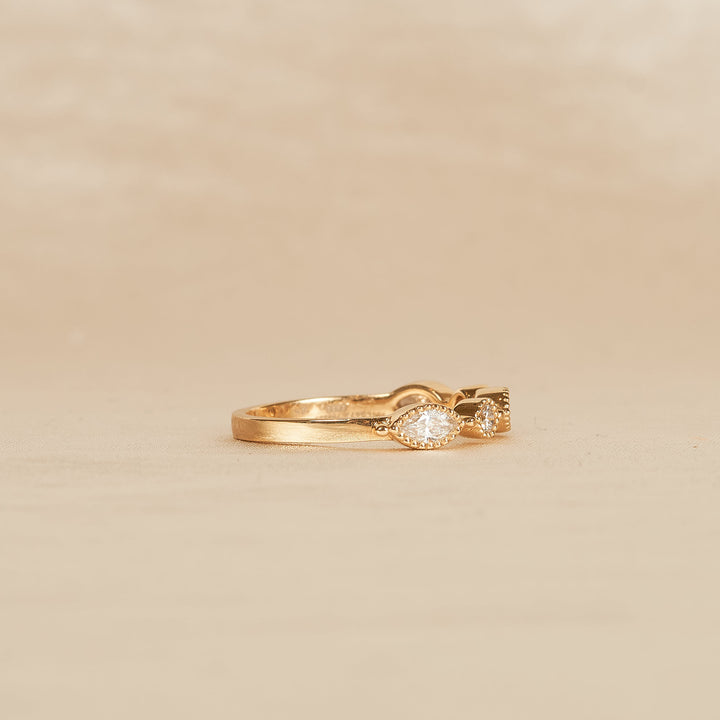 Lauren – Auf Lager – Ring im Vintage-Stil mit Marquise-Schliff, rundem Brillanten und im Labor gezüchteten Diamanten – 18 Karat Gelbgold – 0,46 ct