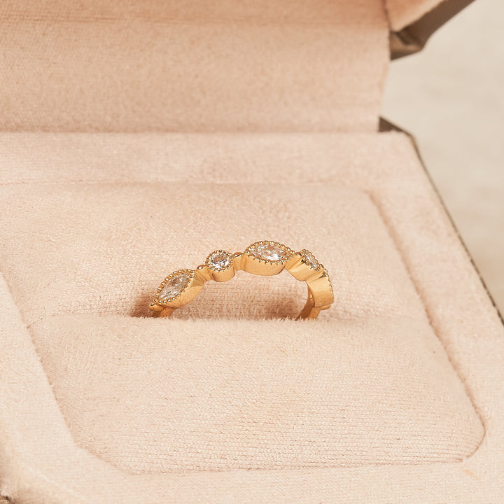 Lauren – Auf Lager – Ring im Vintage-Stil mit Marquise-Schliff, rundem Brillanten und im Labor gezüchteten Diamanten – 18 Karat Gelbgold – 0,46 ct