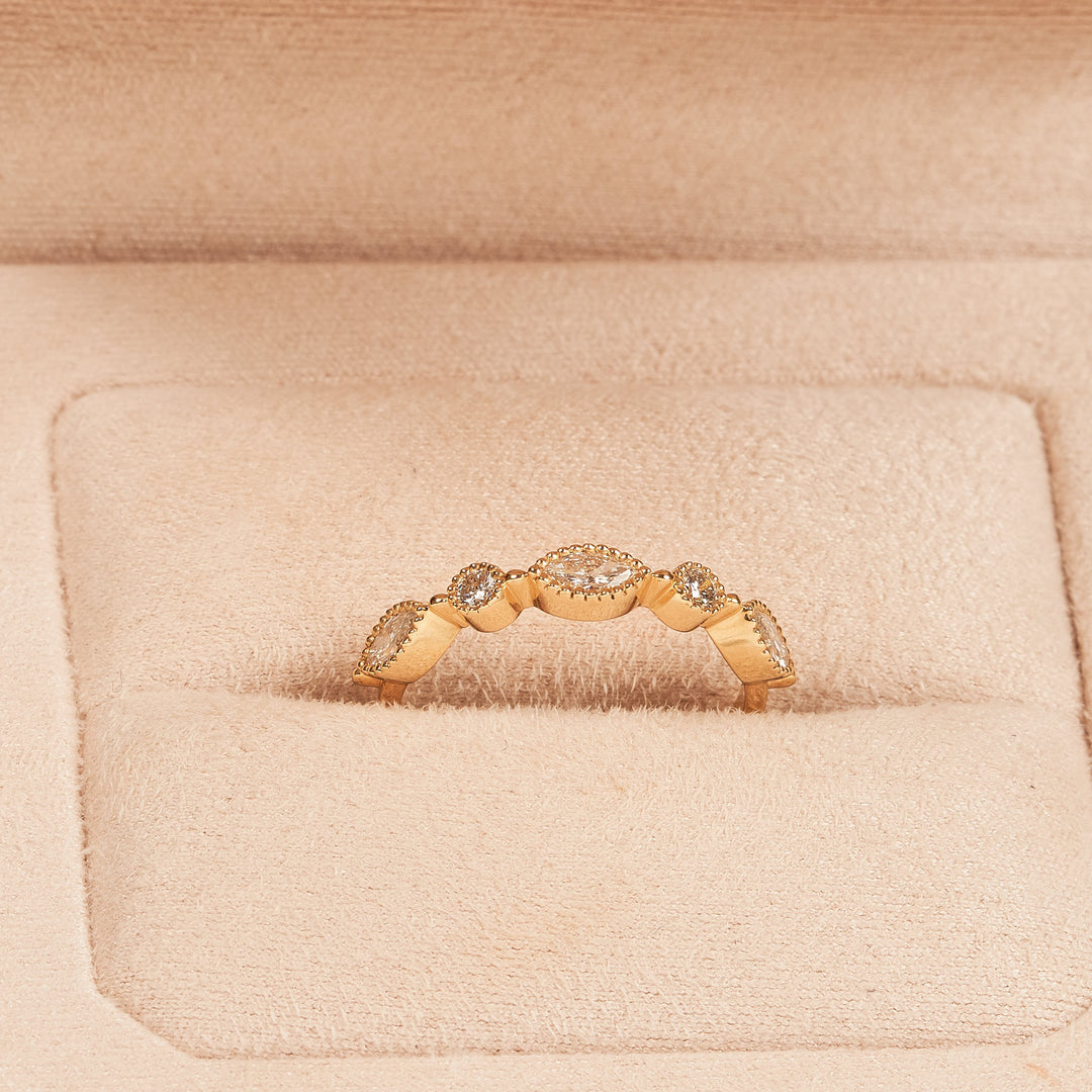 Lauren – Auf Lager – Ring im Vintage-Stil mit Marquise-Schliff, rundem Brillanten und im Labor gezüchteten Diamanten – 18 Karat Gelbgold – 0,46 ct