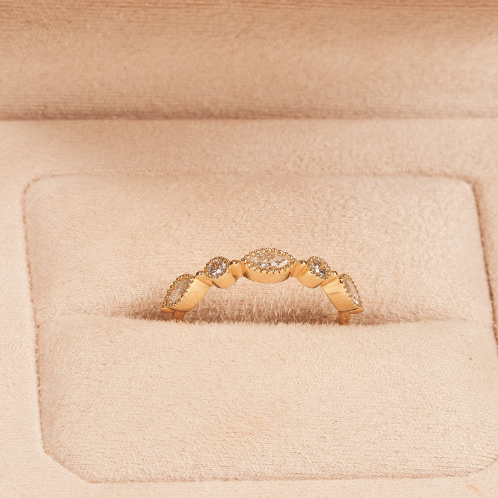 Lauren – Auf Lager – Ring im Vintage-Stil mit Marquise-Schliff, rundem Brillanten und im Labor gezüchteten Diamanten – 18 Karat Gelbgold – 0,46 ct