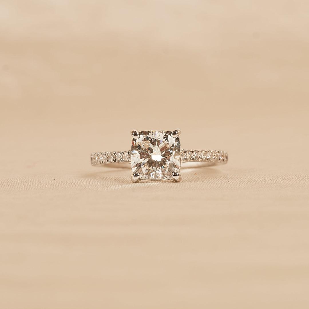 Lilly – Auf Lager – Kissenförmiger Solitärring mit im Labor gezüchtetem Diamanten, Kathedralenfassung und Pavé-Band