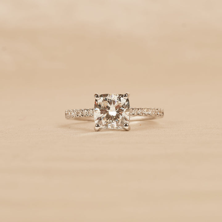 Lilly – Auf Lager – Kissenförmiger Solitärring mit im Labor gezüchtetem Diamanten, Kathedralenfassung und Pavé-Band