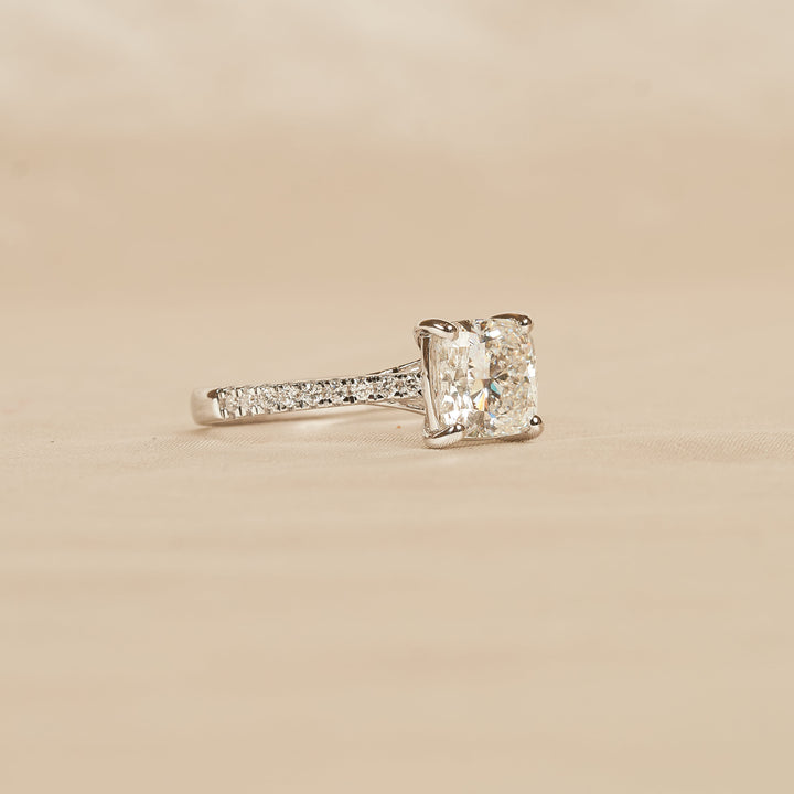 Lilly – Auf Lager – Kissenförmiger Solitärring mit im Labor gezüchtetem Diamanten, Kathedralenfassung und Pavé-Band