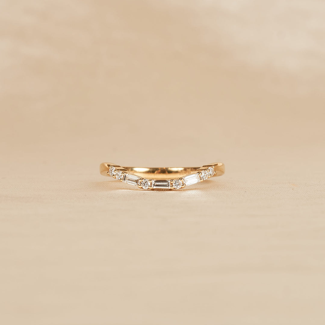 Kate - In Stock - Curved Row Ring with Baguette and Round Brilliant Cut Lab Grown Diamonds - 18K Yellow Gold - 0,19 ct