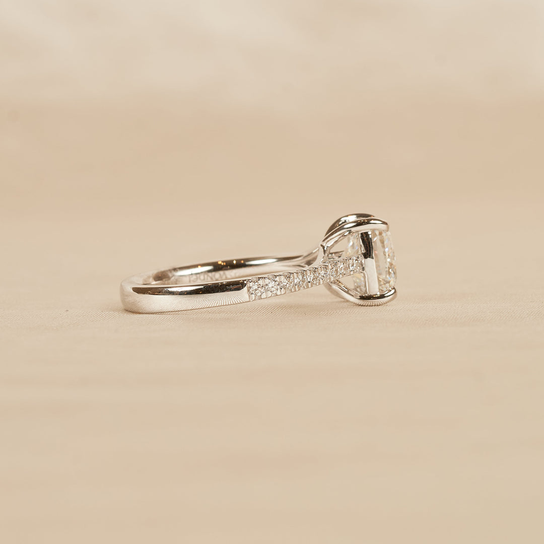 Lilly – Auf Lager – Kissenförmiger Solitärring mit im Labor gezüchtetem Diamanten, Kathedralenfassung und Pavé-Band